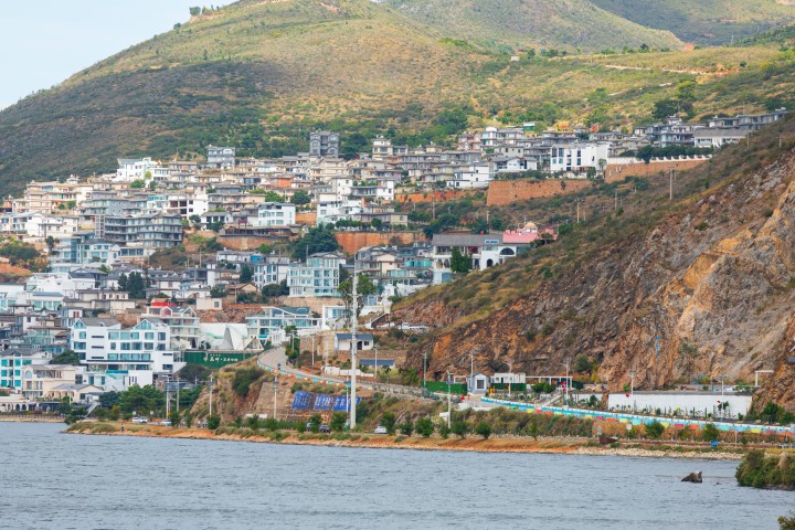 向阳山坡旅游城镇高清图版权图片下载