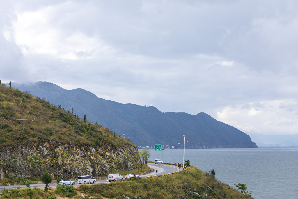 俯拍车辆排队下山高清图版权图片下载