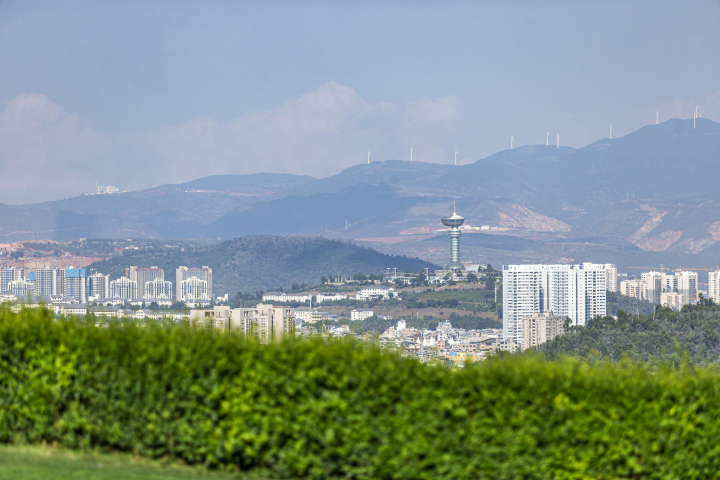 近景绿化远山风力发电高清图版权图片下载