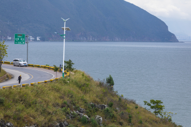 海边柏油路驾车游玩实拍图