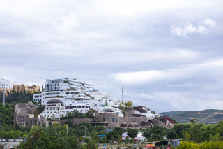 建在山上的白色建筑美景高清图