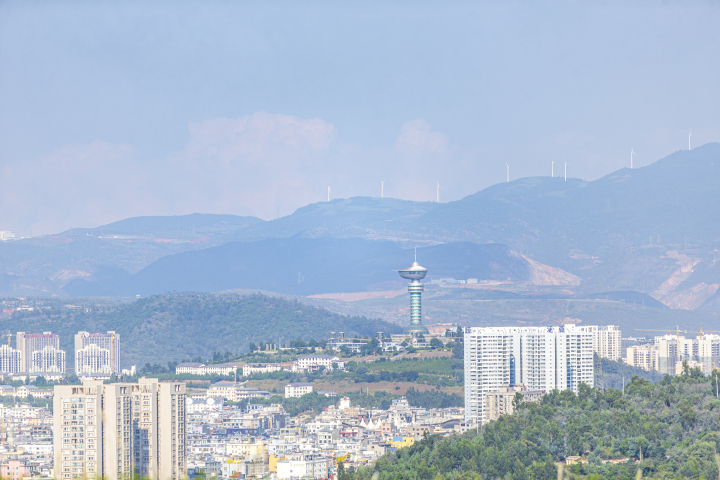 高山俯拍山脚建筑群高清图版权图片下载