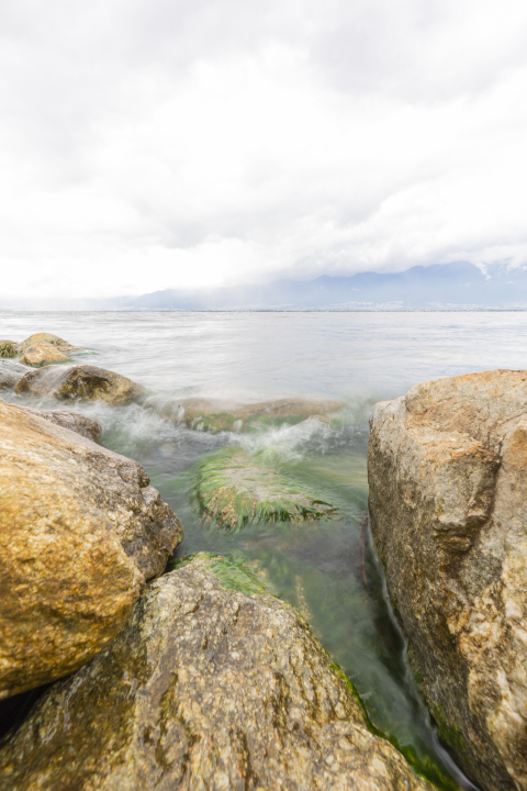 海水冲刷岩石近景高清图版权图片下载