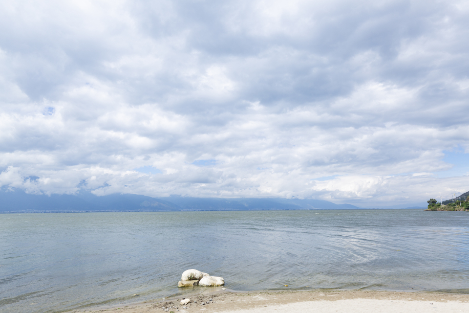 海上层层叠叠的白云高清图