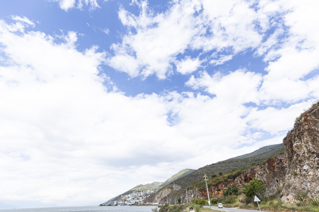 晴朗天气山脚下柏油路高清图版权图片下载