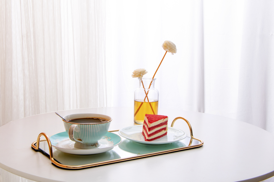 美式咖啡丝绒蛋糕甜品图