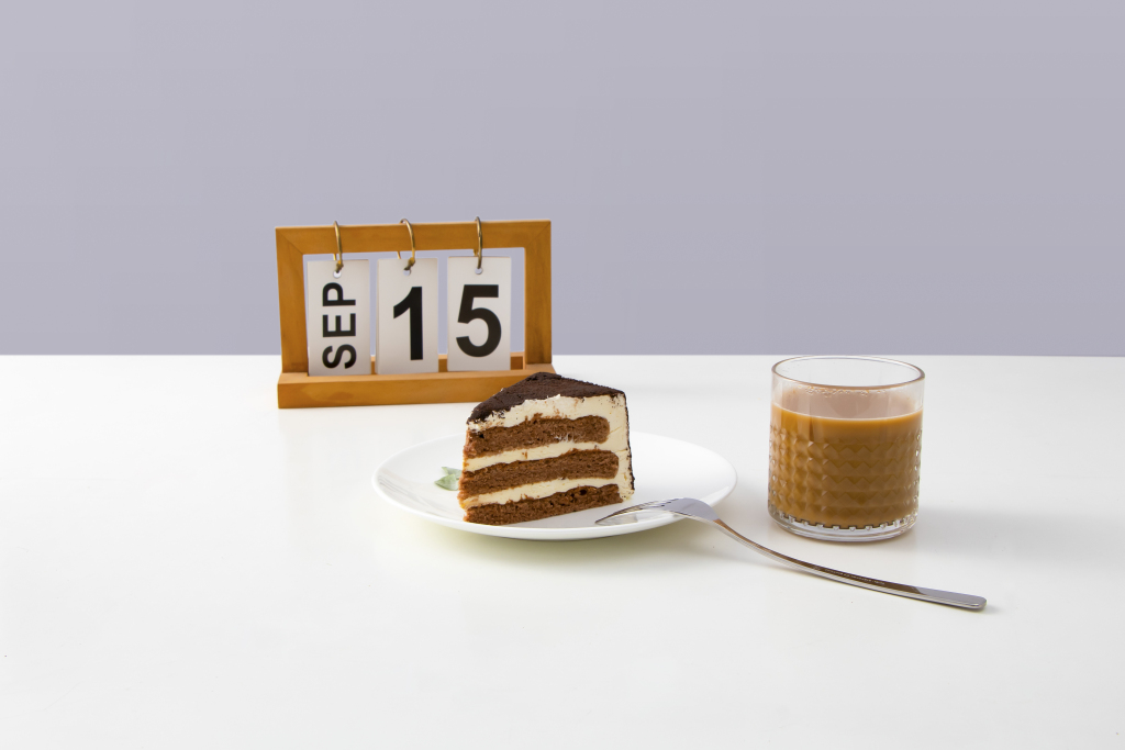 白色餐盘叉子精致下午茶实拍图版权图片下载