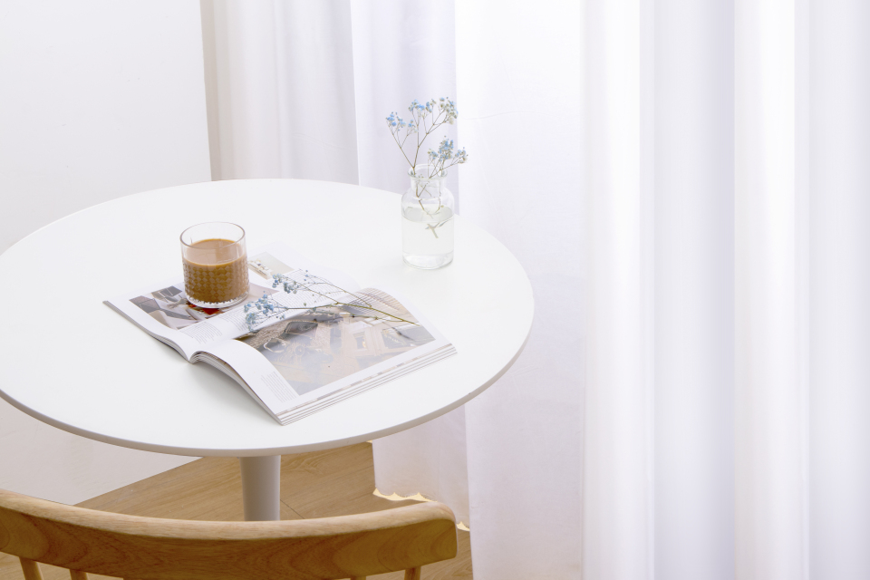 白色餐桌咖啡杂志实拍图