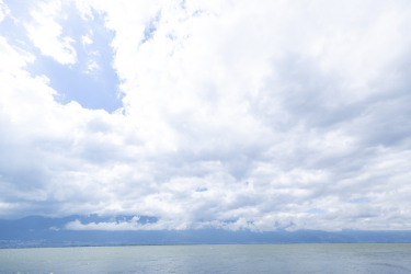 白云皑皑海上美景高清图