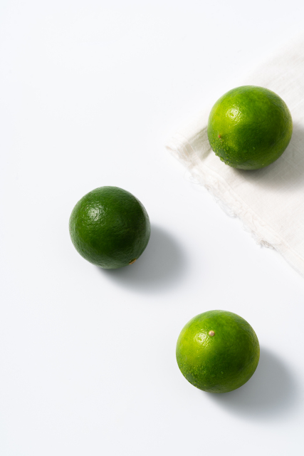 三颗果实饱满的柠檬高清图