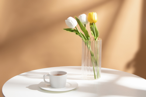 白色郁金香鲜花咖啡实拍图