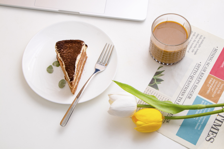 黄色郁金香咖啡蛋糕甜品图版权图片下载