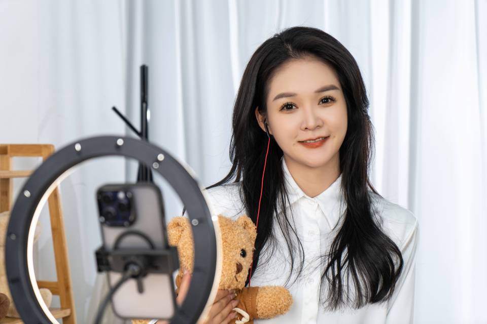 线上直播设备电商带货图