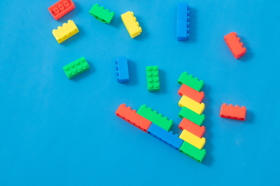 积木拼接箭头近景高清图