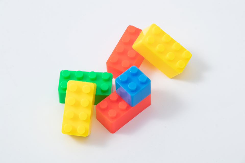 组合自由多样的塑料积木实拍图