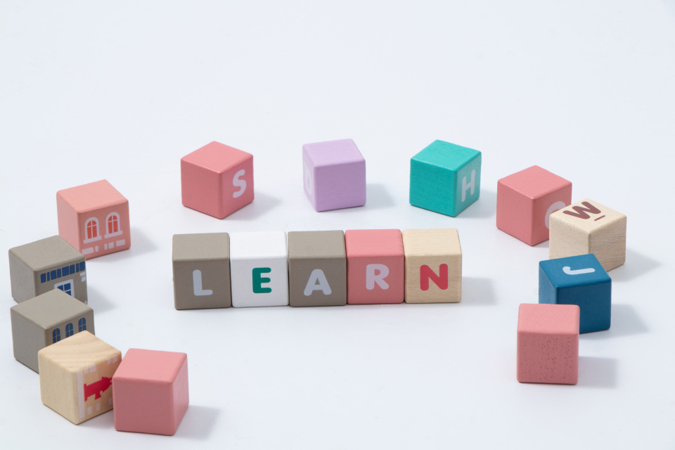 有序排列的大写英文字母积木高清图