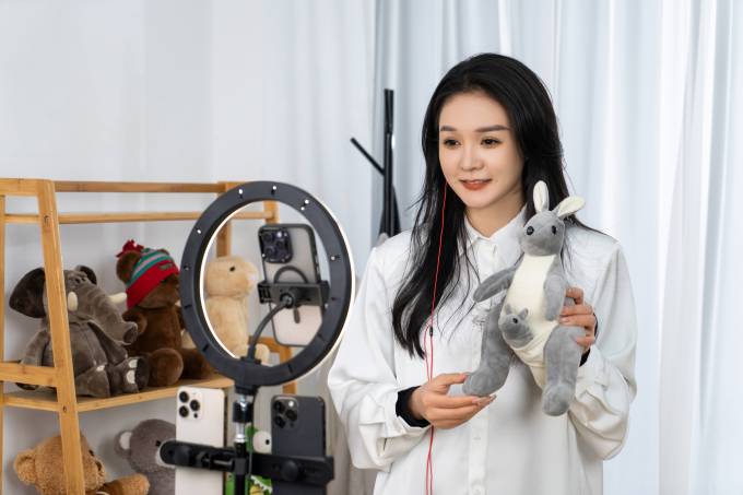 知性女性玩偶带货直播图片