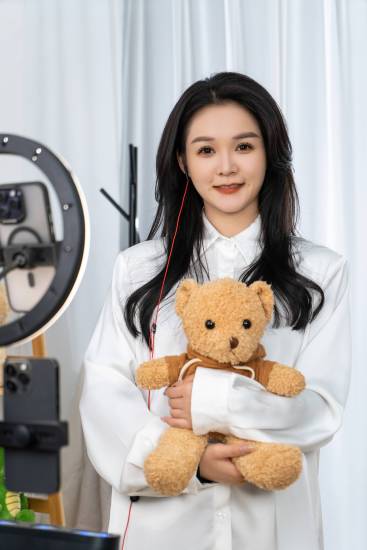 电商直播毛绒玩具带货实拍图