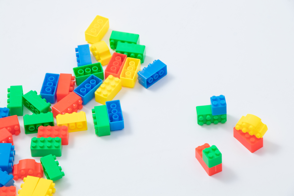 儿童拼装塑料积木俯拍图