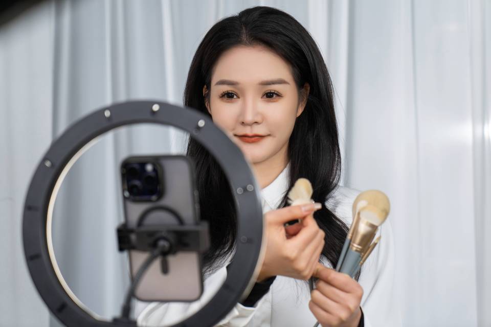 电商美妆活动女主播带货图片