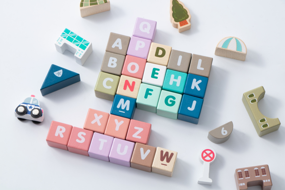 小学生认识英文字母玩具高清图