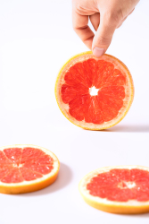手拿新鲜血橙热带水果实拍图