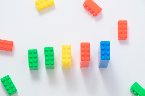 按颜色拼接的积木俯拍高清图