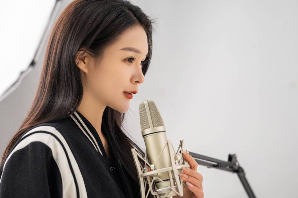 唱歌主播温柔女主播实拍图