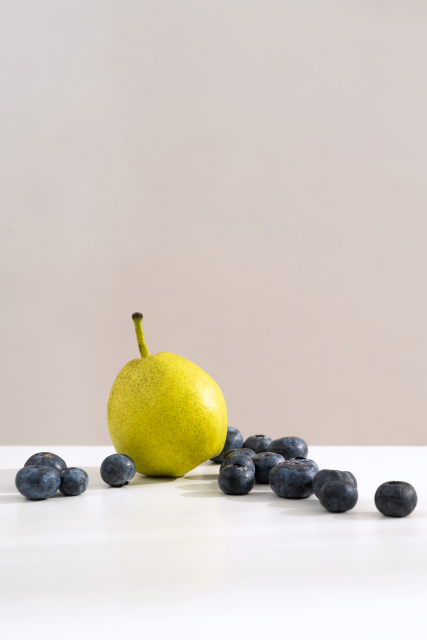 香梨蓝莓组合造型摆拍图