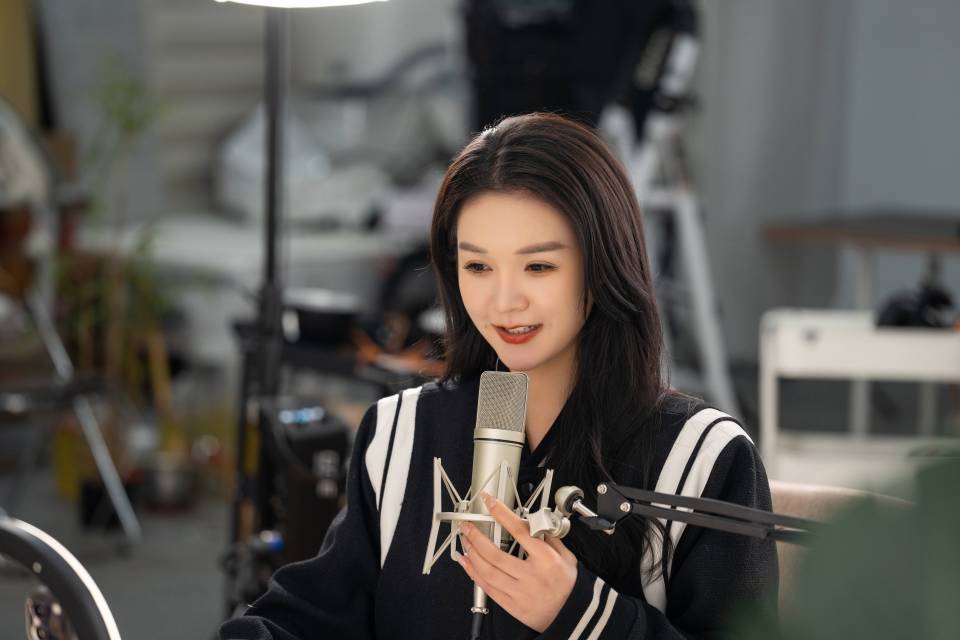 手拿话筒线上直播高清图