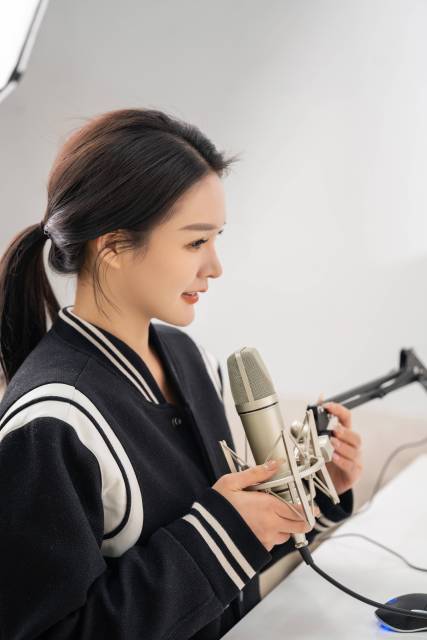 手拿话筒女主播侧面图片