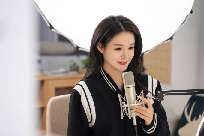 手拿话筒才艺直播实拍图