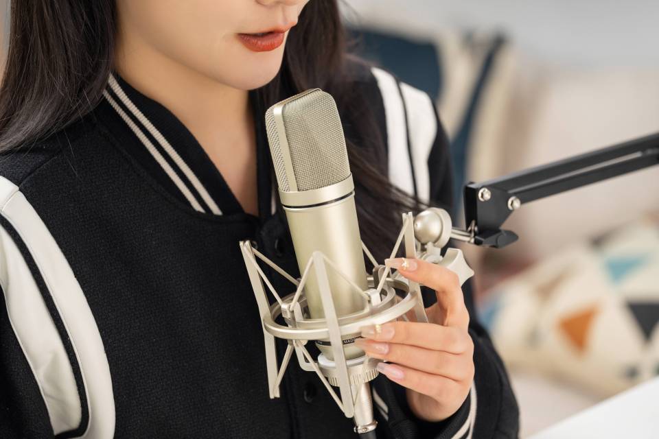 女主播手拿话筒特写图片