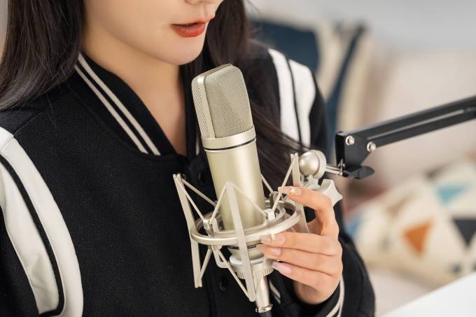 女主播手拿话筒特写图片