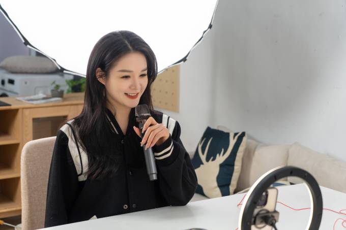 线上手机直播女主播高清图