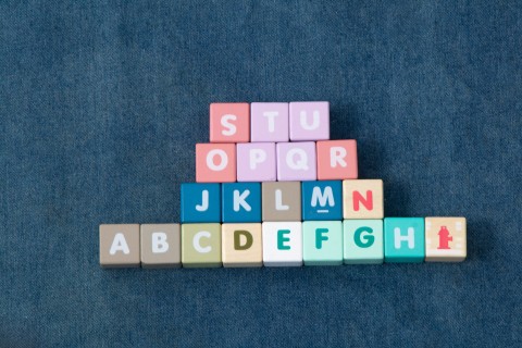 儿童玩具彩色英文字母积木实拍图