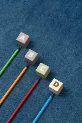 蓝色背景积木有序排列高清图