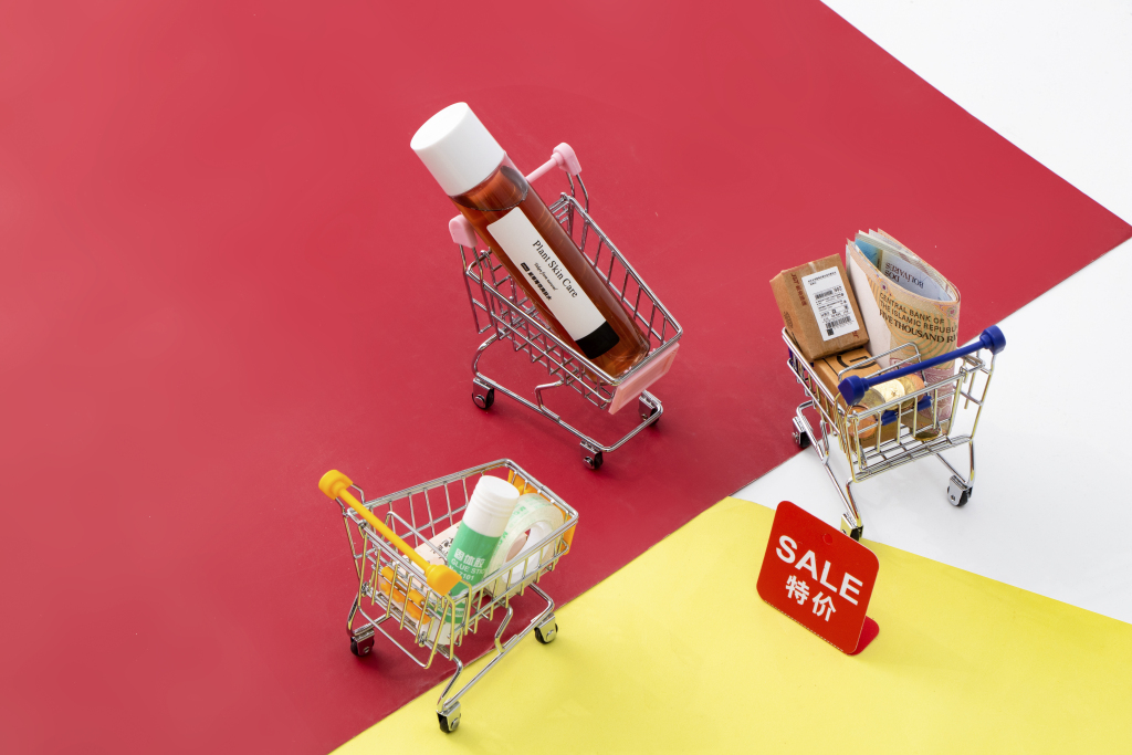 红色背景卡通购物车实拍图版权图片下载