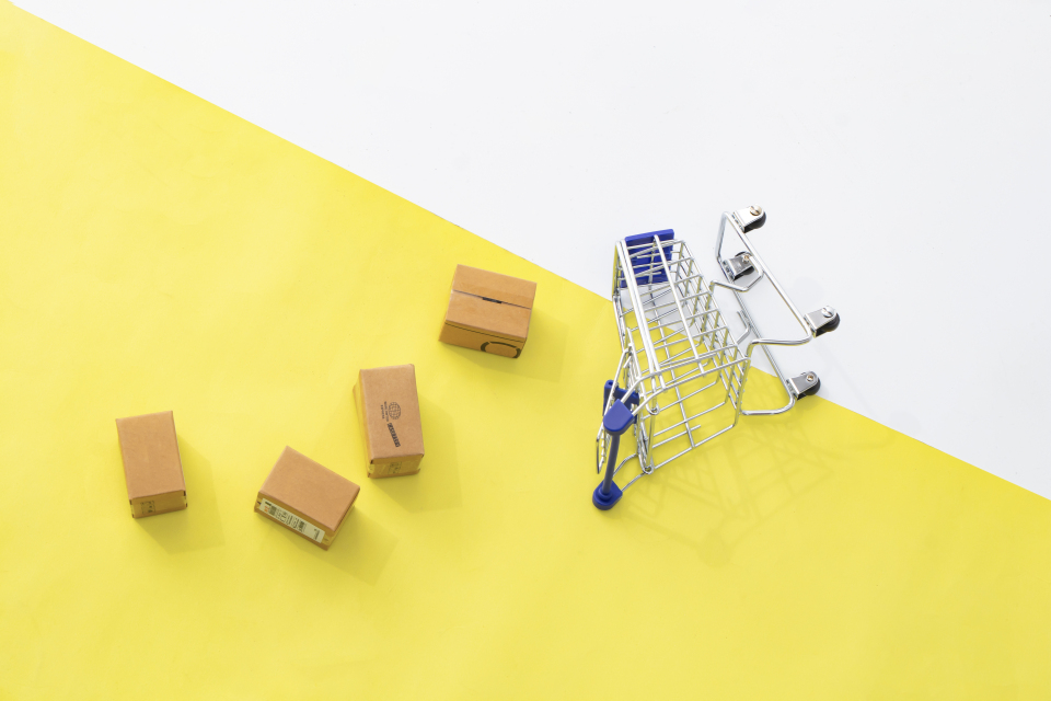 摔倒的蓝色购物车高清图