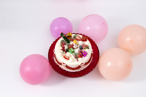 生日派对蛋糕气球装饰俯拍图