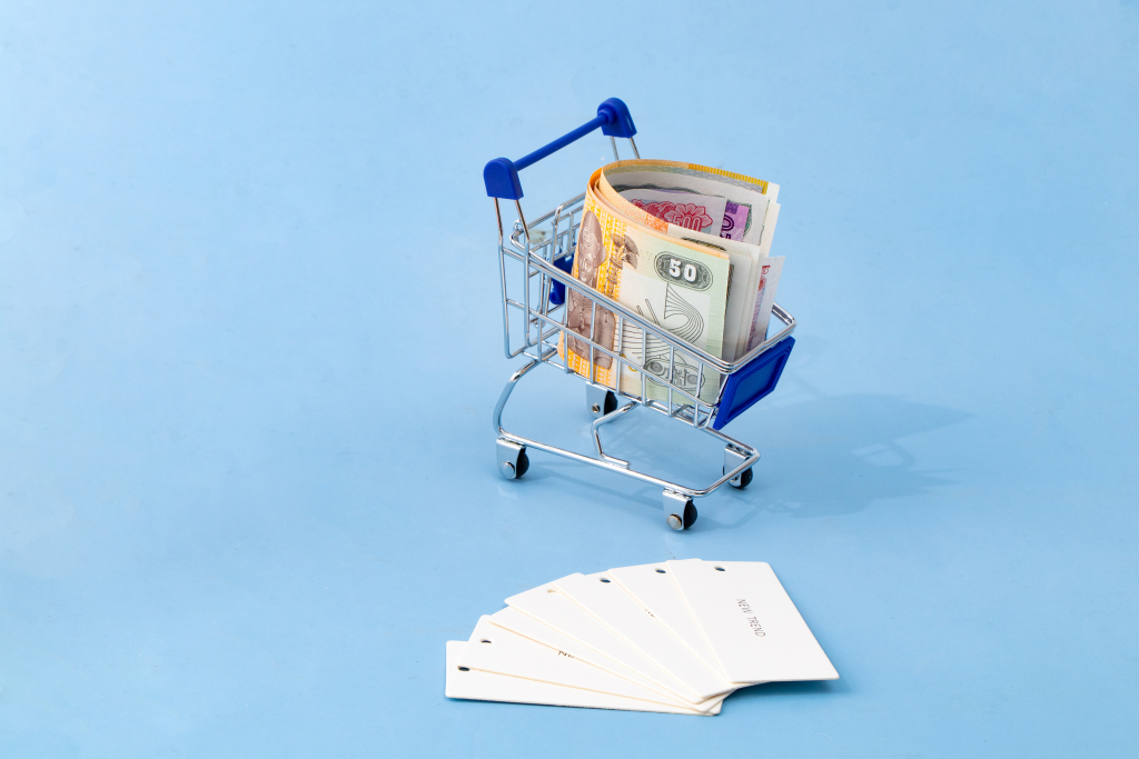 蓝色背景国外货币实拍图版权图片下载