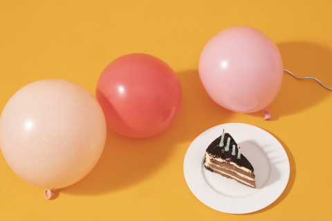 场景装饰彩色气球小蛋糕实拍图