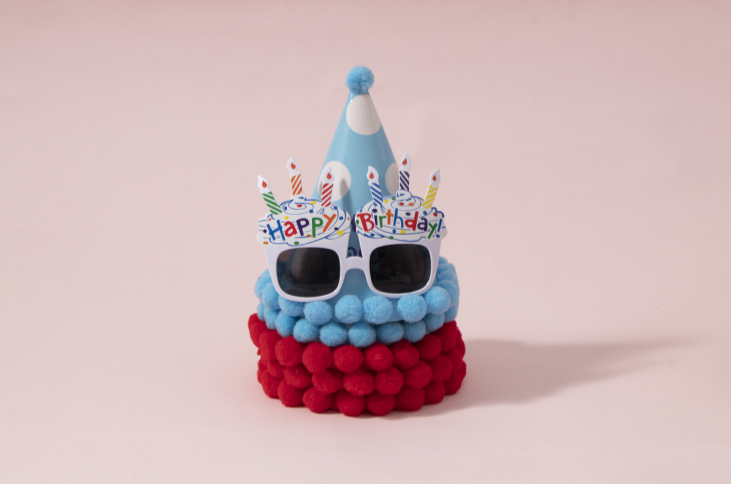 可爱毛球节日生日帽眼镜高清图版权图片下载