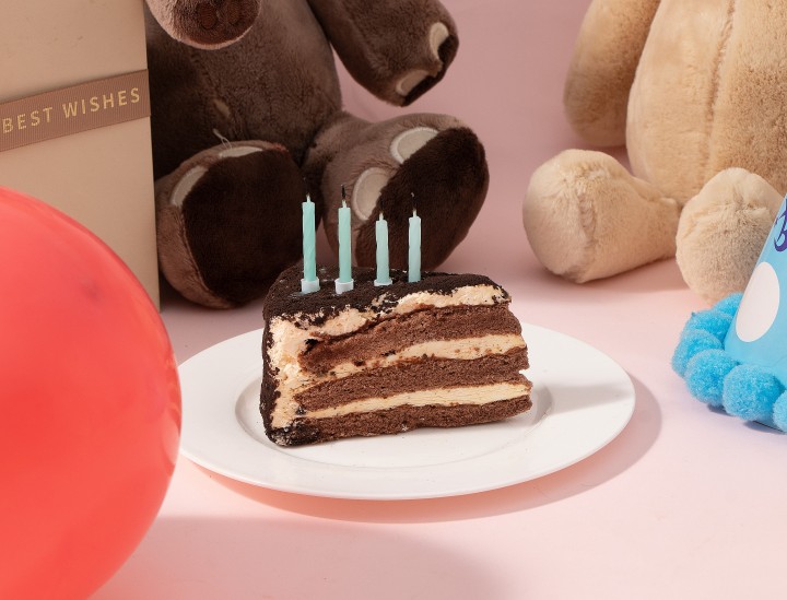 巧克力三角蛋糕蜡烛特写实拍图版权图片下载