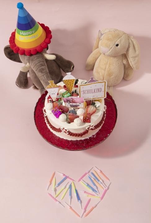 可爱玩偶蜡烛帽子蛋糕装饰道具高清图版权图片下载
