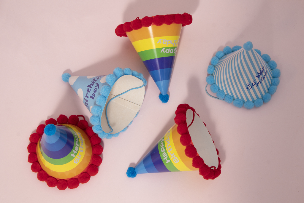 五个彩色可爱ins风生日节日帽实拍图版权图片下载