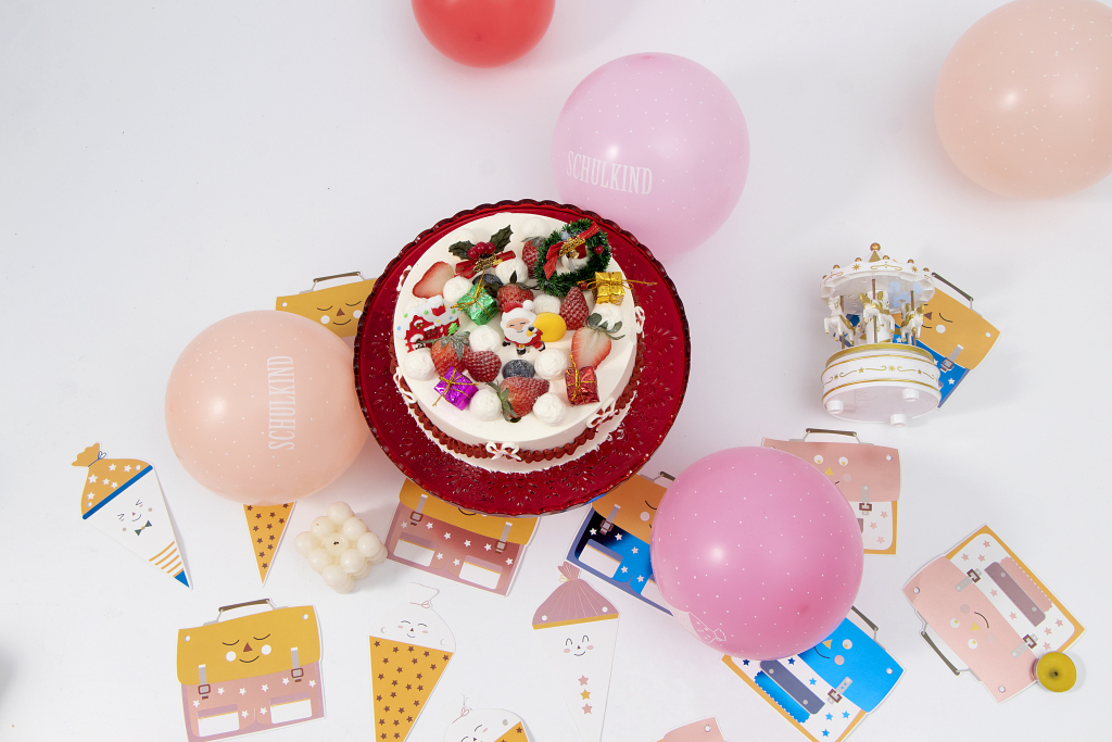 生气派对蛋糕装饰俯拍图版权图片下载