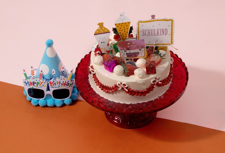 生日氛围生日蛋糕装饰帽子眼镜高清图版权图片下载