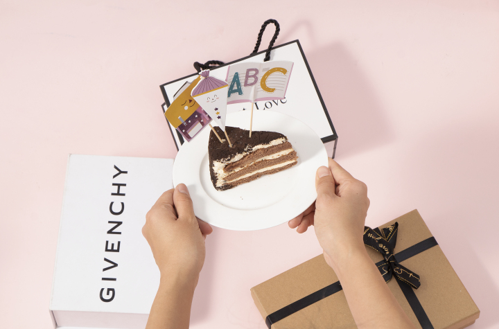 巧克力蛋糕礼品包装盒实拍图版权图片下载