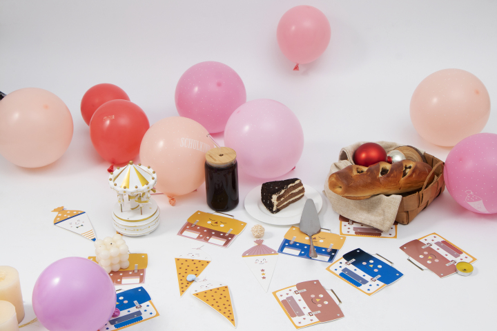 装饰气球节日氛围蛋糕实拍图版权图片下载